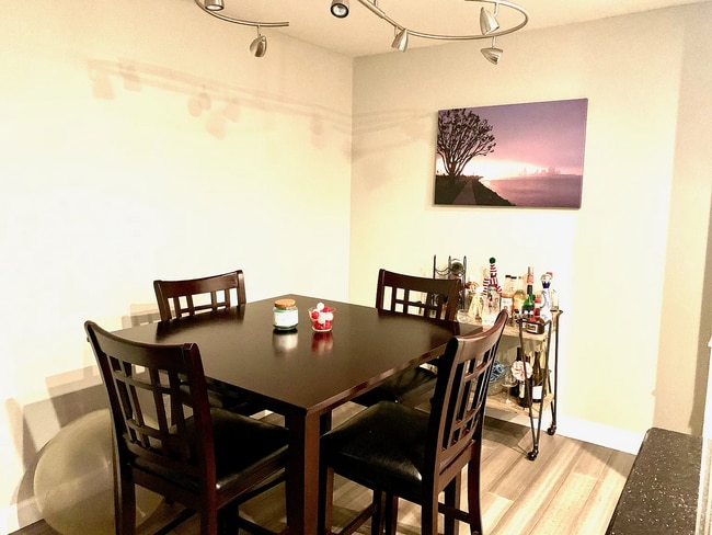Building Photo - Beautiful Fully-Furnished Upscale  Condo C...