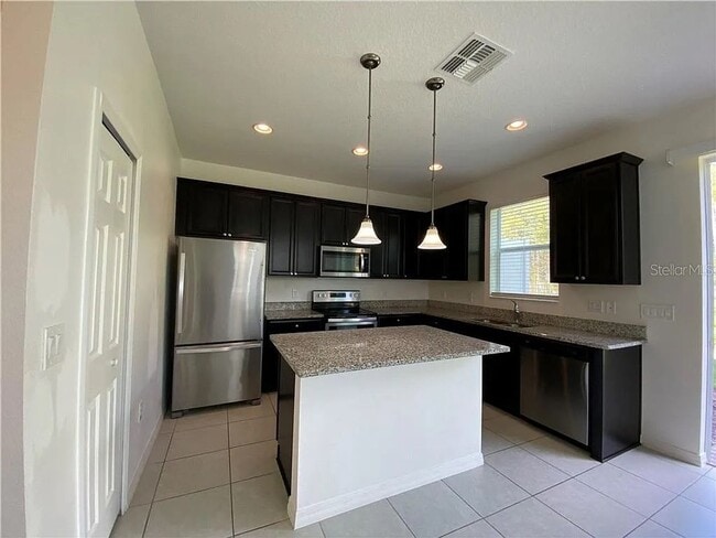 Foto del edificio - Beautiful End Unit Townhome Near Lake Nona...