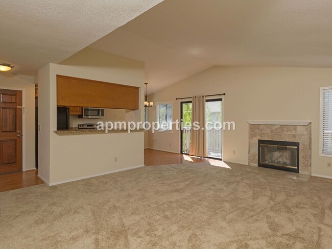 Building Photo - Fabulous 2 Bedroom, 2 bath in Gated Commun...
