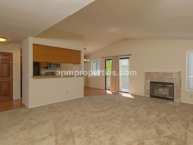 Foto del edificio - Fabulous 2 Bedroom, 2 bath in Gated Commun...