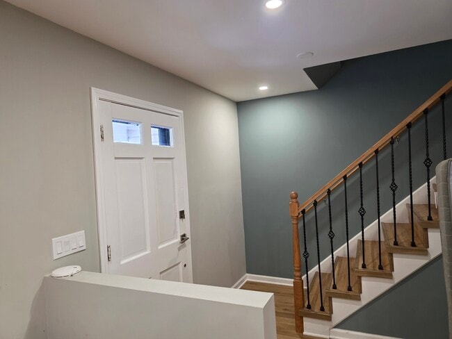 Building Photo - 713 Old Post Rd