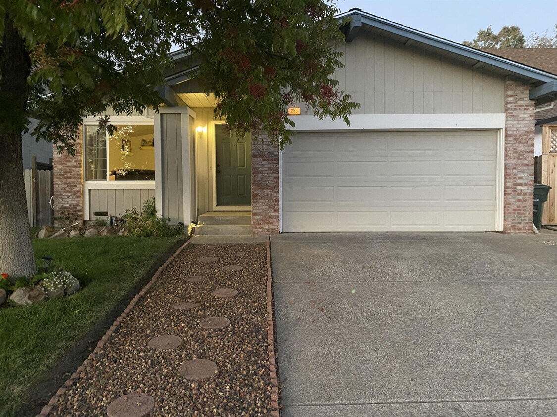 Primary Photo - 235 Manka Cir