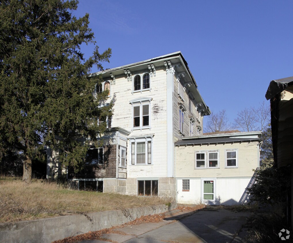 Building Photo - 716 County St