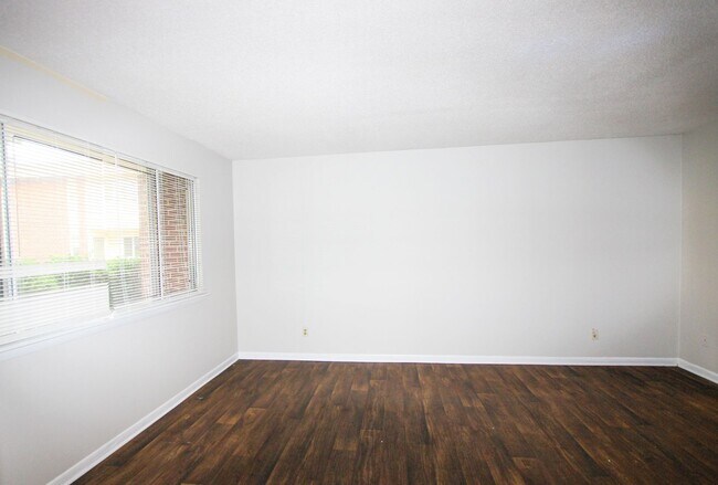 Building Photo - 2 bedroom, 2.5 bath townhouse-style condo ...