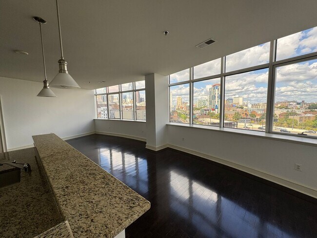 Foto del edificio - Large 1-bed 1-bath Condo at Metro Club