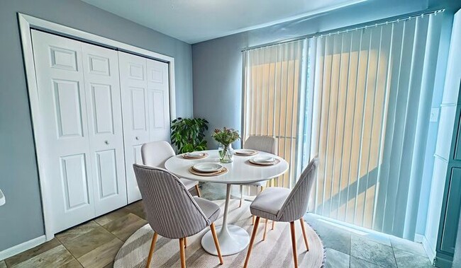 Building Photo - Charming Single-Family Home with Fenced Yard — New Carpet, Pet Friendly & Reduced Rent in Lee's S...