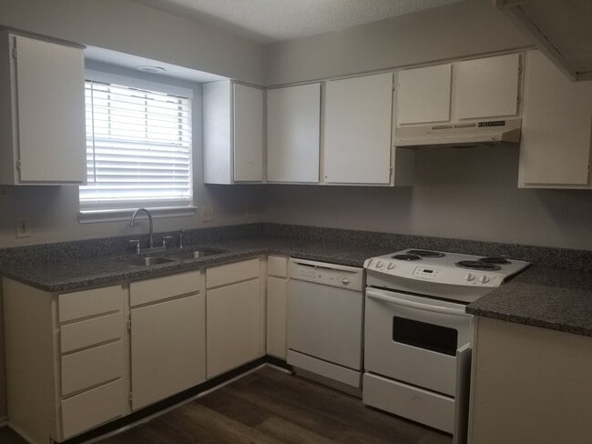 Foto del edificio - 605 Lost Springs Ct