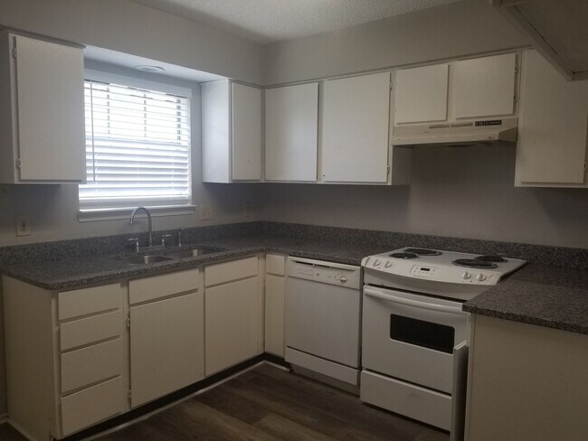 Building Photo - 605 Lost Springs Ct