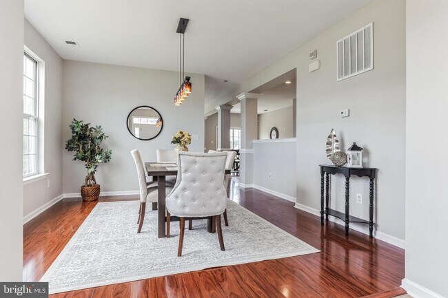 Building Photo - 946 Lansdowne Rd