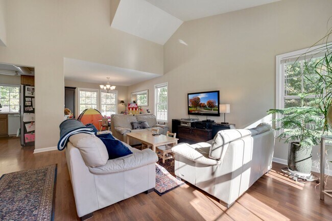 Foto del edificio - 3 bedroom home with large, fenced backyard...