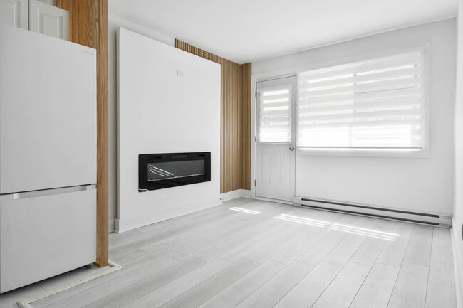 Building Photo - 7320 Av Christophe-Colomb