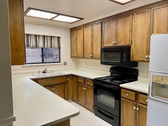Building Photo - 17519 Alexandra Way