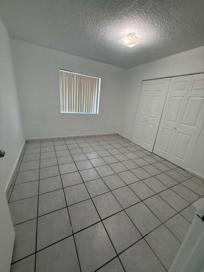 Foto del edificio - 8027 NW 8th St