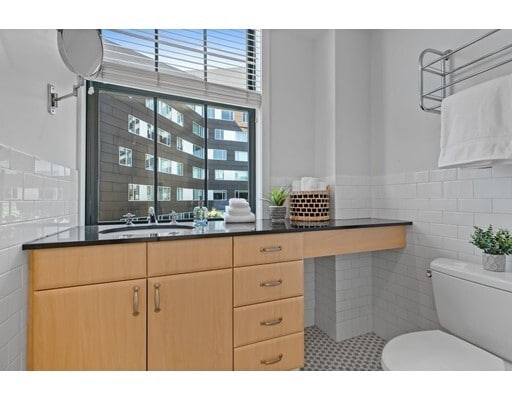 Building Photo - 9 W Broadway