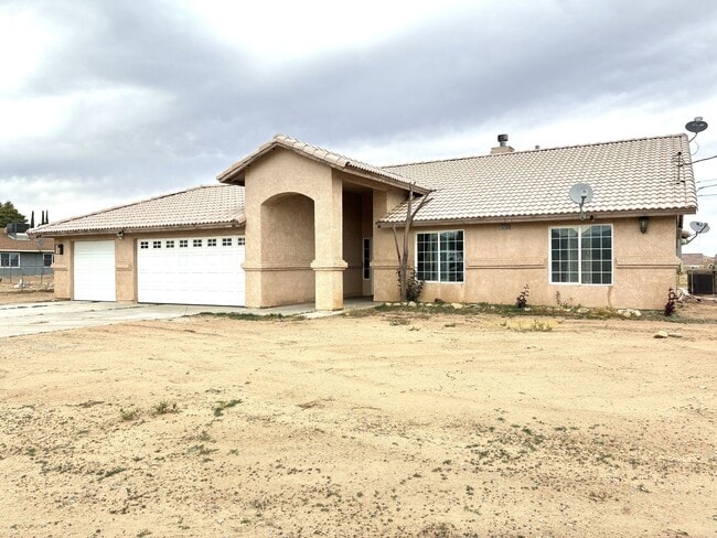 Building Photo - 4BD/2BA Located in Hesperia