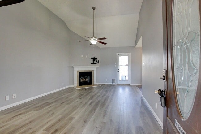 Building Photo - Sweet 3 bed 2 bath.  Cat friendly.