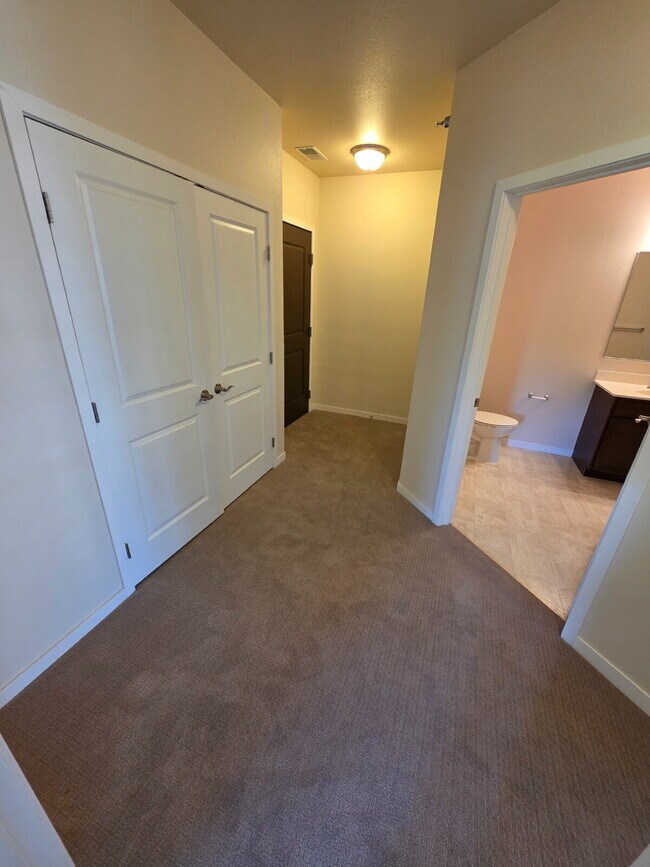 Foto del edificio - 2 Bedroom | 1 Bathroom 2nd Floor Apartment...