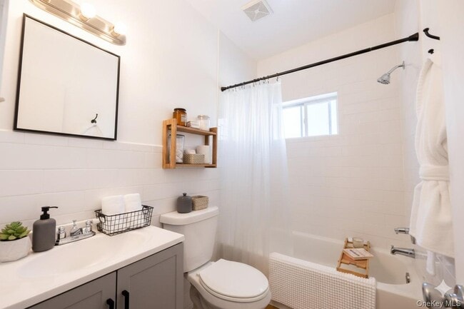 Building Photo - 1550 Montauk Hwy