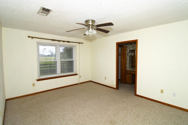 Building Photo - 337 Country Rd