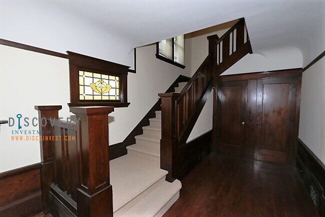 Building Photo - Lakeshore Three Bedroom Craftsman Home