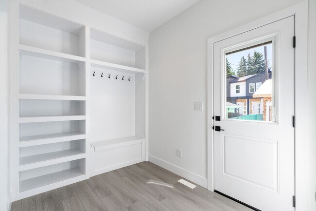 Photo du bâtiment - 7906-7975 75 Street NW