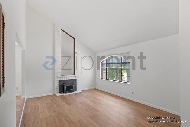 Foto del edificio - 609 Los Pinos Ave
