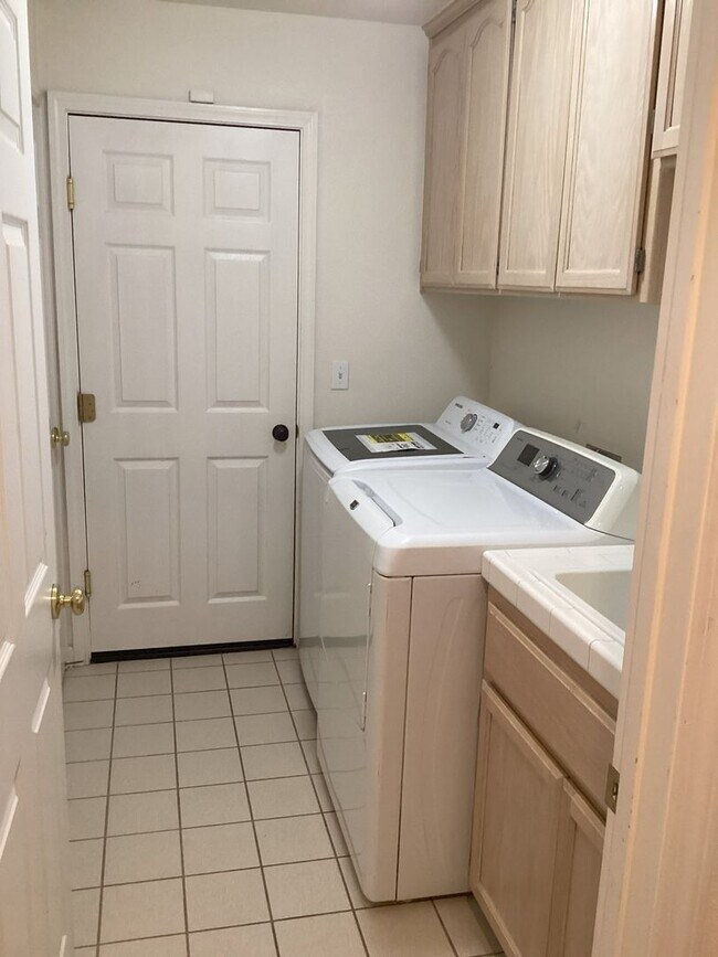 Foto del edificio - Large north Chico home available now