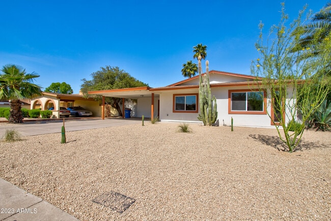Building Photo - 4806 S La Rosa Dr