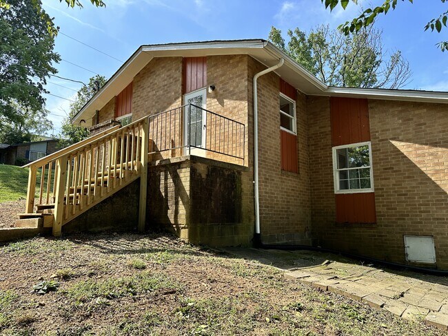 Building Photo - 1817 Rosedale Ave