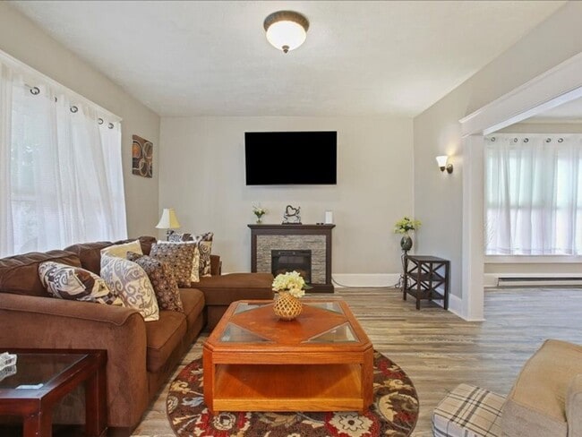 Building Photo - Newly Remodeled 3 Bedroom  2 bath Single F...