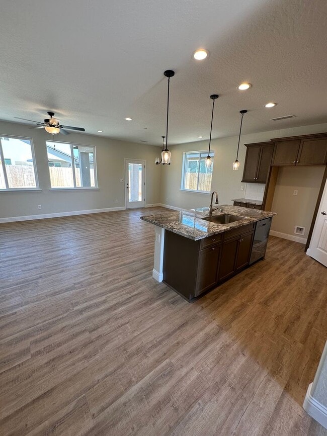 Foto del edificio - Brand new home in Kerman Ca