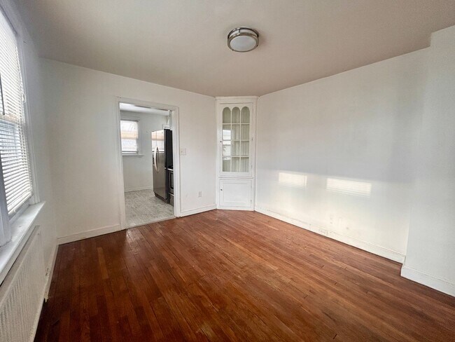 Foto del edificio - 126 Roselawn Ave