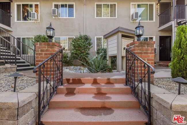 Building Photo - 10610 Landale St