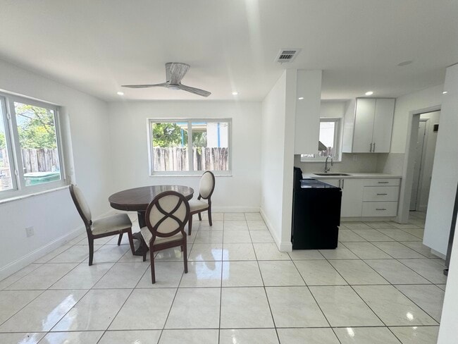 Foto del edificio - 4847 NW 23rd Ave