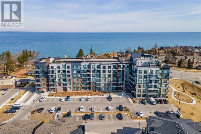 Photo du bâtiment - 600 N Service Rd