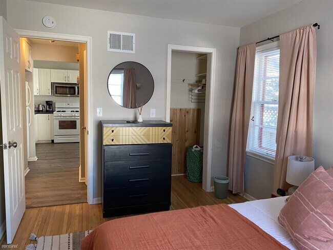 Building Photo - 1 br, 1 bath Duplex - 4137-4139 Oakland Av...