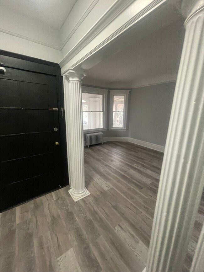 Foto del edificio - 698 Clifton Ave