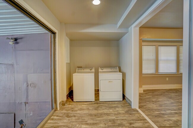 Foto del edificio - 1196 W 36th St