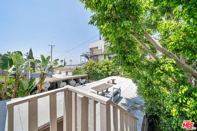 Foto del edificio - 1239 Havenhurst Dr