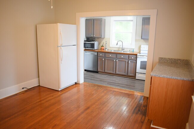 Building Photo - 306 Kenwood Ave