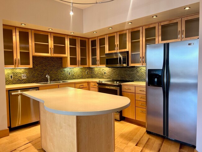 Cocina con isla - 319 Broadway N