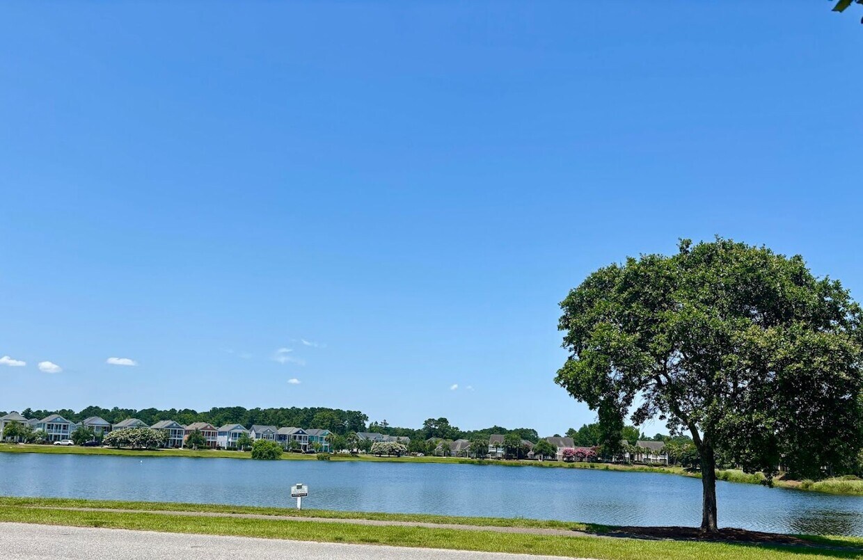 Foto principal - Beautiful 3-Bedroom, 3.5-Bath Townhome in ...