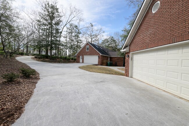 Building Photo - 213 Falcon Crest