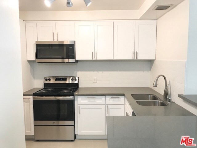 Foto del edificio - 642 N W Knoll Dr