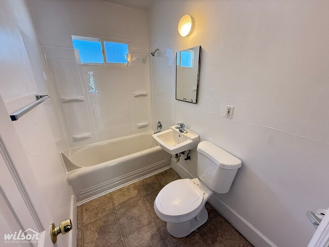 Foto del edificio - Charming 2 Bedroom 1 Bathroom with Garage ...