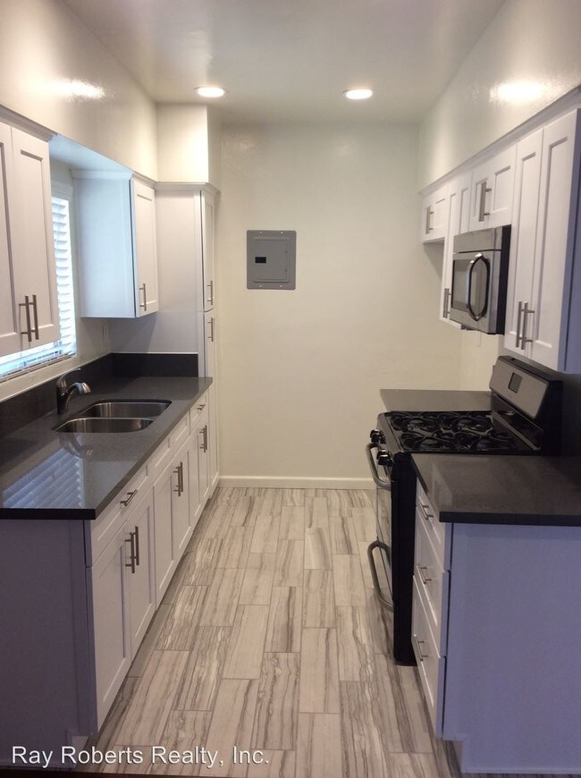 Building Photo - 1411 College View Dr