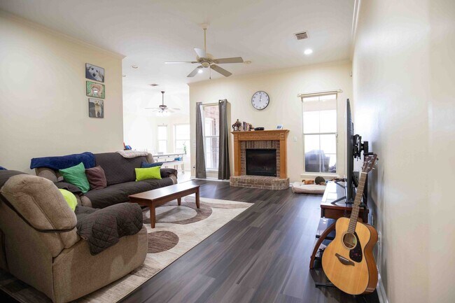 Foto del edificio - 4 Bed/ 2.5 Bath North Gate Village Home