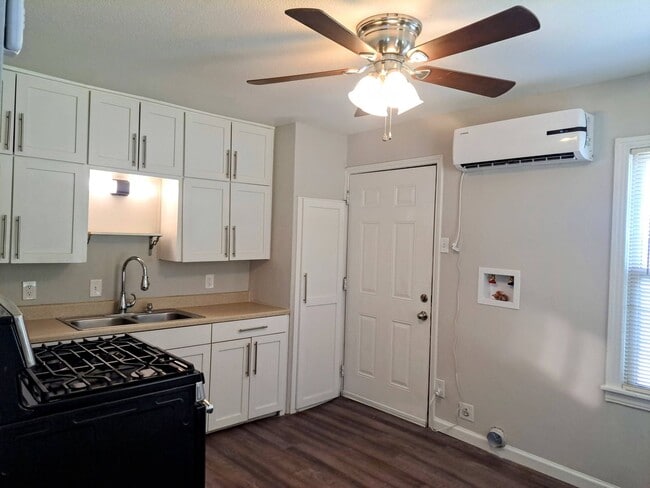 Building Photo - 1 Bedroom / 1 Bathroom