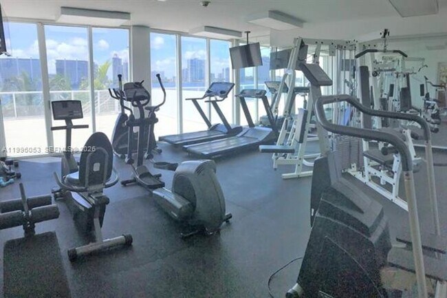 Foto del edificio - 18100 N Bay Rd