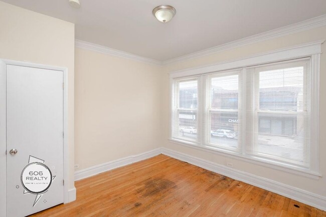 Foto del edificio - Marquette Park 2 Bed w/Hardwood Floors & Central heat